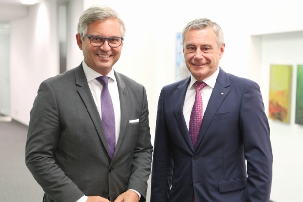 Magnus Brunner, Bundesminister für Finanzen, und Heinrich Schaller, RLB OÖ (v.l.n.r.)