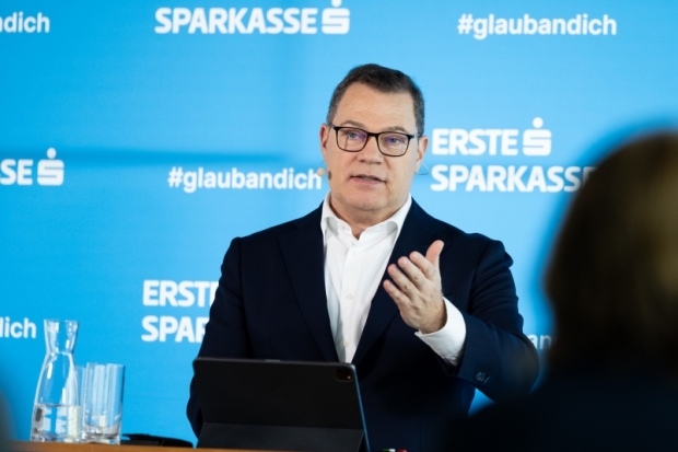 Hans Unterdorfer, Erste Bank